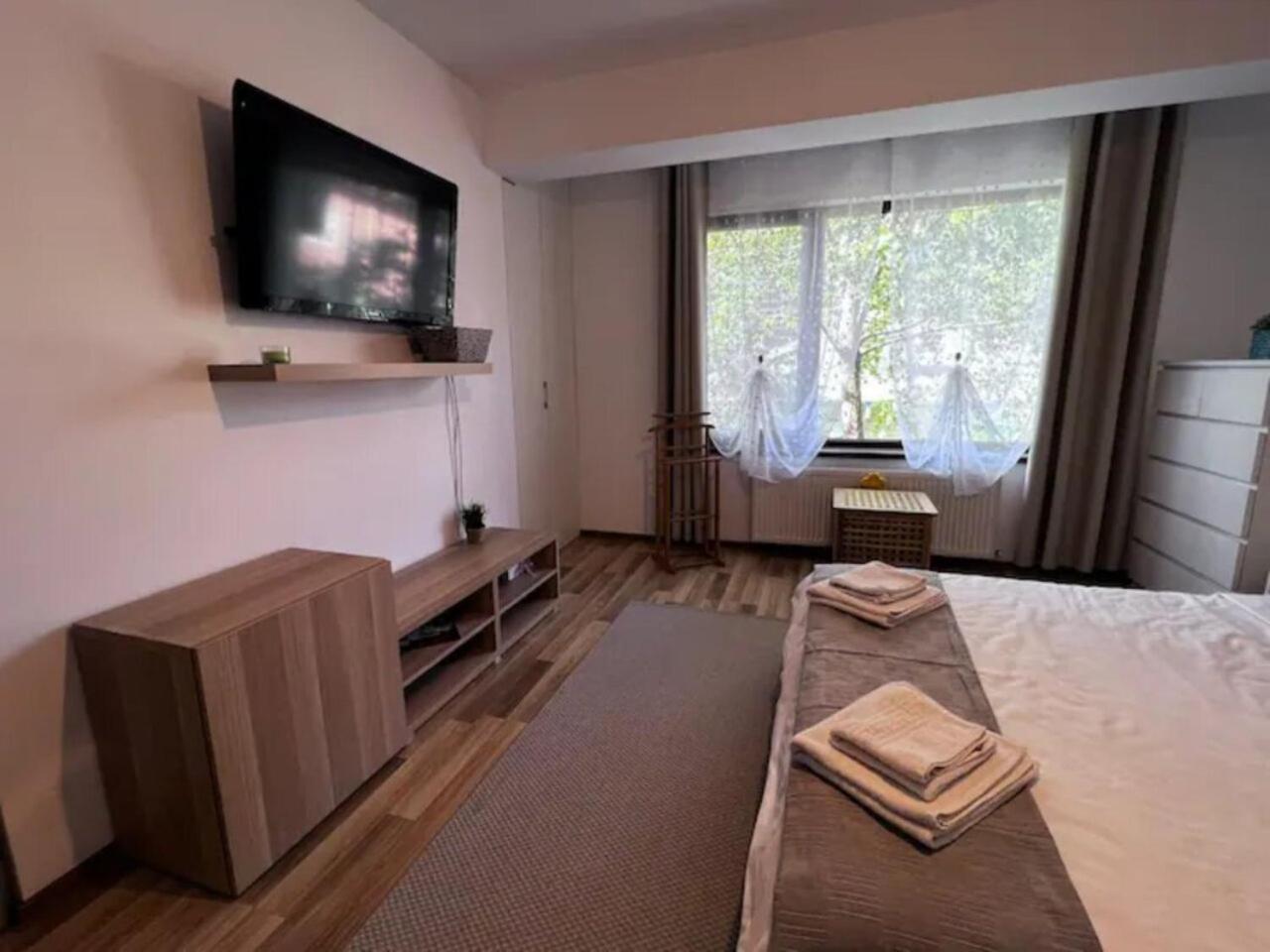 Vila Luminoasa Cu Curte Privata Bucarest Exterior foto